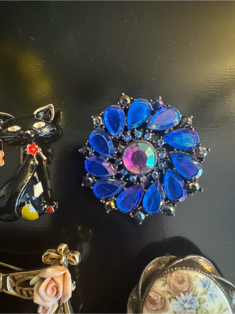 Vintage Brooch Lot – 9 Pieces – Rhinestone, Enamel, Porcelain, Statement Pins - Picture 11 of 16